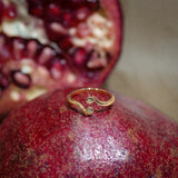 Anillo con punta redonda y diamantes en bisel