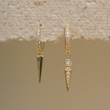 Pendiente Huggie con punta y gota redonda con circonita transparente