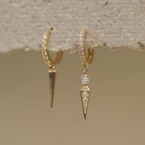 Pendiente Huggie con punta y gota redonda con circonita transparente