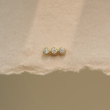 Piercing redondo con tres diamantes