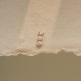 Piercing redondo con tres diamantes