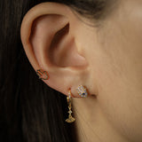 Aretes Hamsa Baby con zafiro y circonitas cúbicas