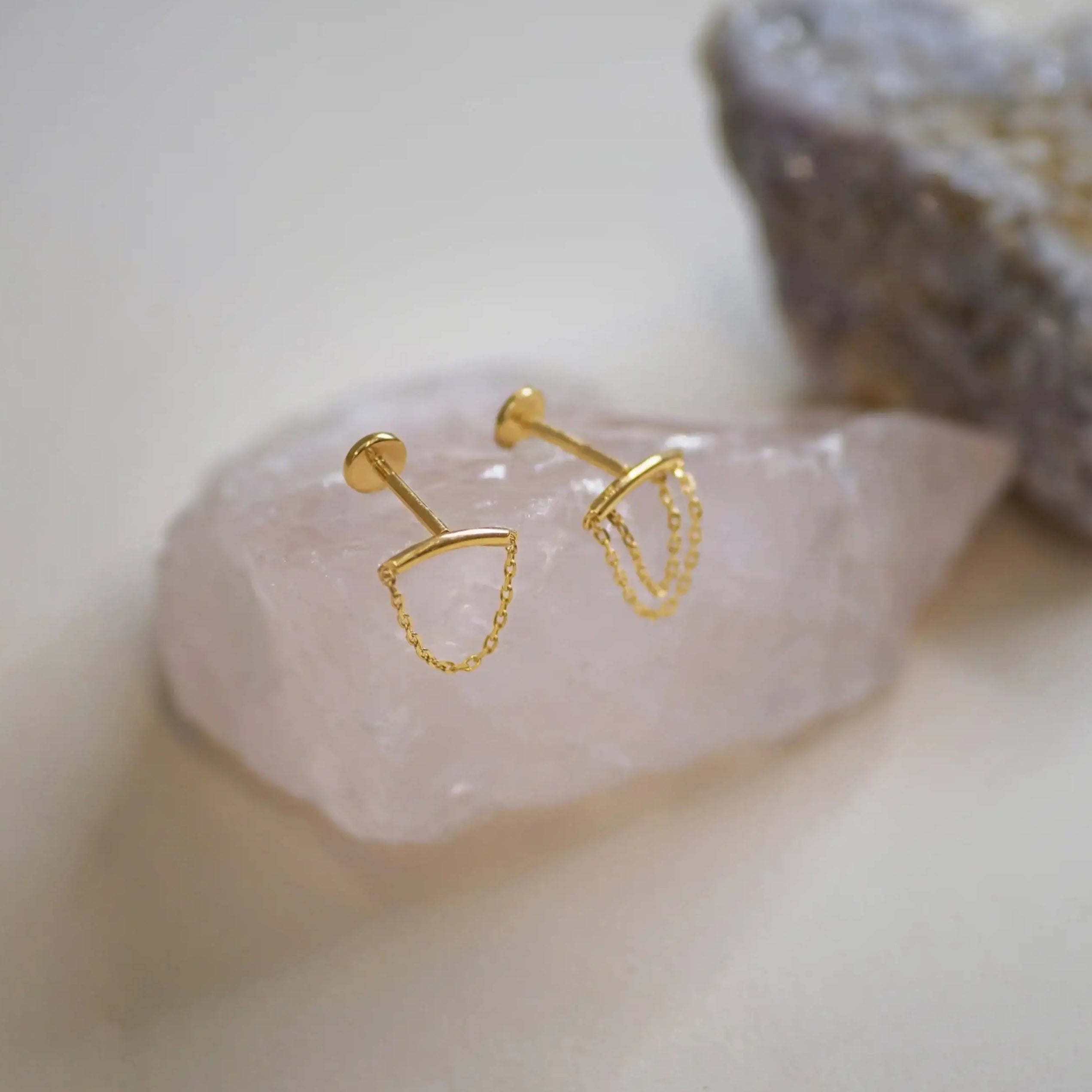 14K Solid Gold Curved Bar & Double Chain Stud – Anygolds