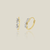 Aretes tipo argolla con diamantes redondos y baguette