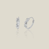 Aretes tipo argolla con diamantes redondos y baguette