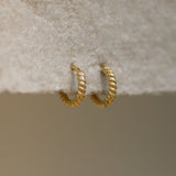 Aretes tipo argolla con diseño retorcido