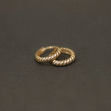 Aretes tipo argolla con diseño retorcido