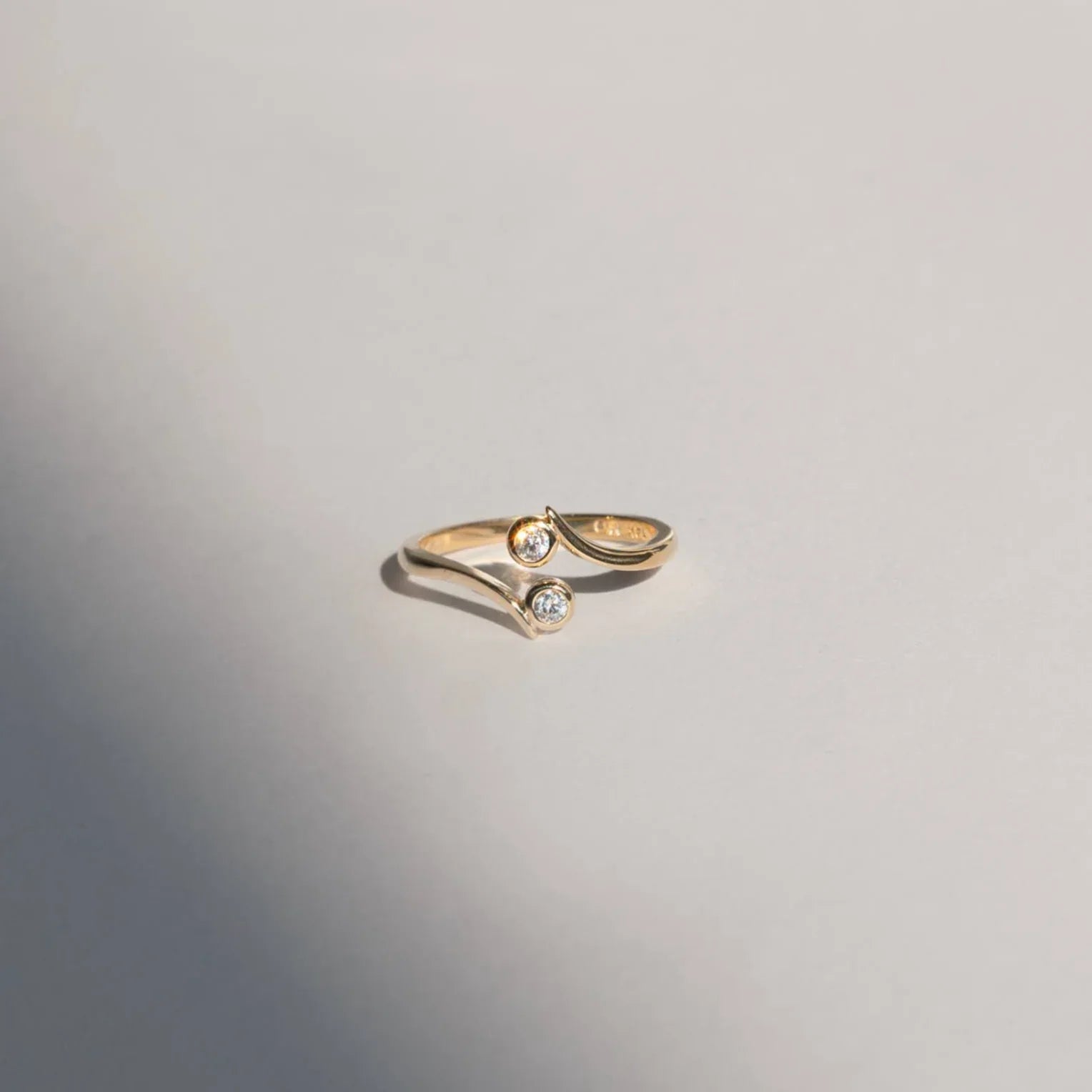 Bezel Diamond Round Toe Ring - Anygolds