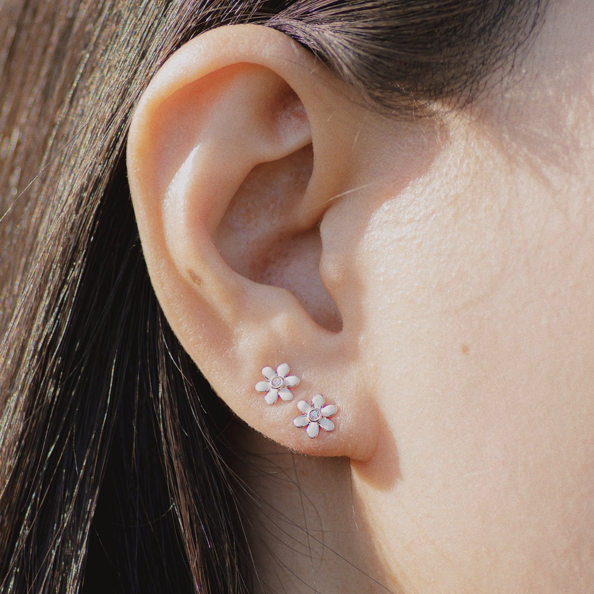 White Daisy Flower Stud Earrings - Anygolds
